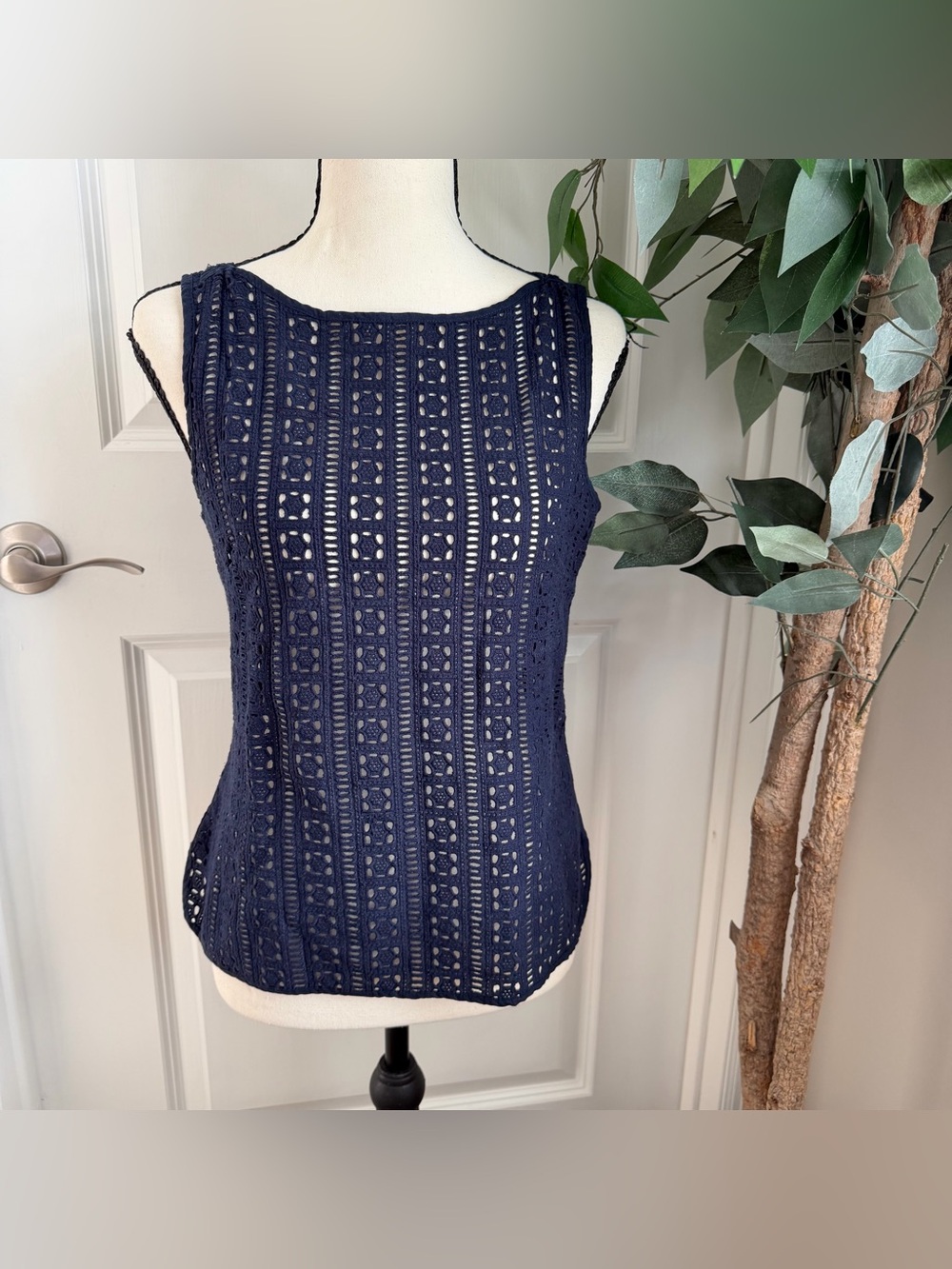 Banana Republic Geometric Eyelet Lace Sleeveless Blouse Top Navy Sz S